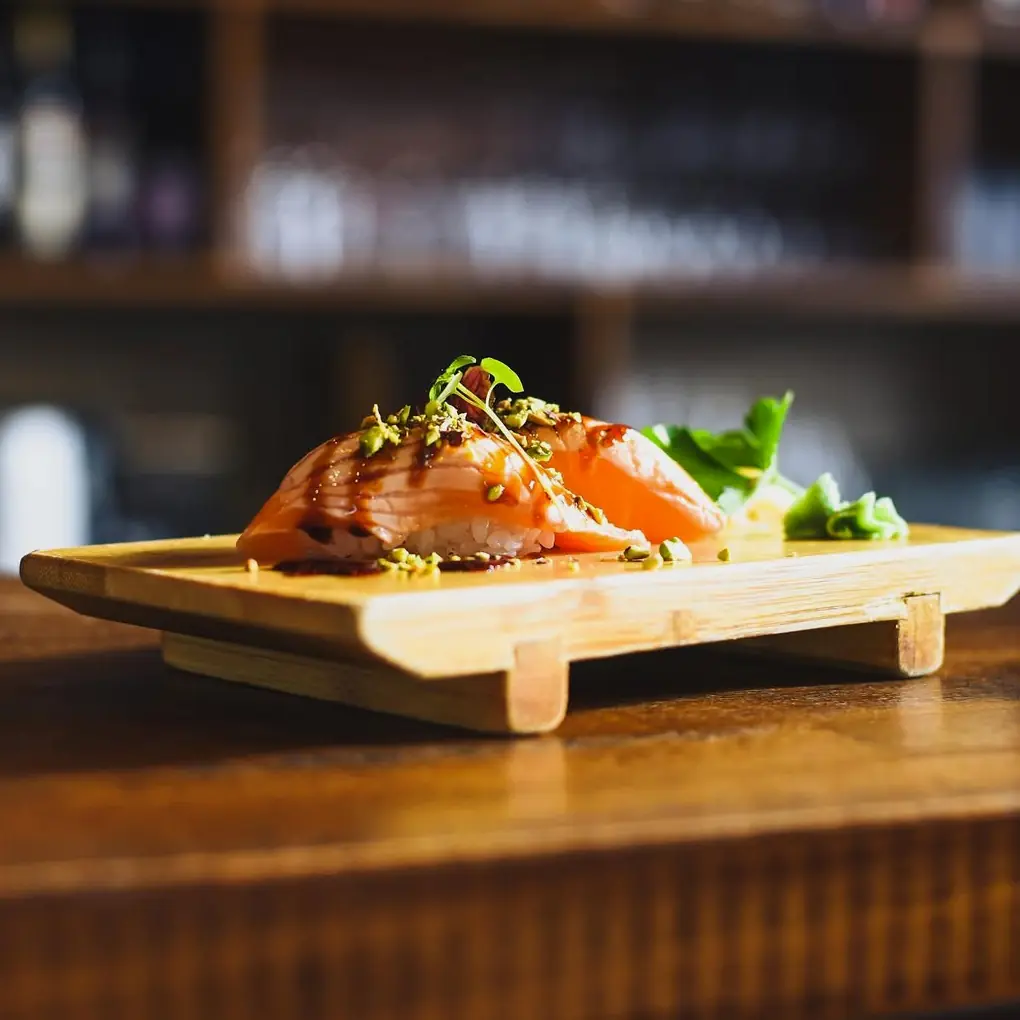 Lachs-Nigiri auf einem Holzbrett