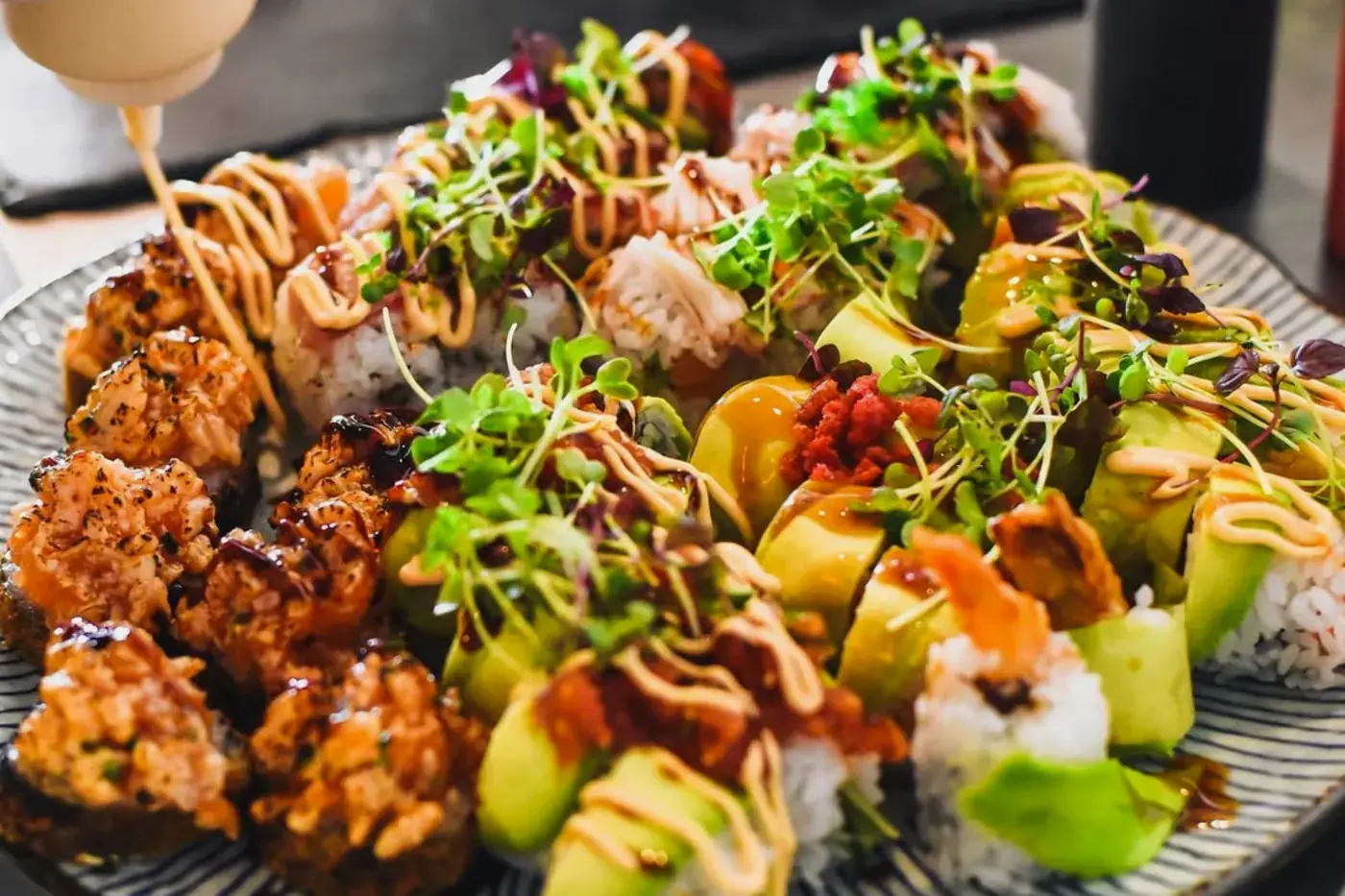 Große Platte mit Spezial-Rollen, Avocado und Kresse